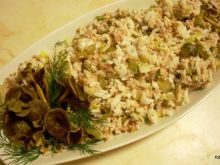 Sałatka ryżowa z tuńczykiem i trąbkami 