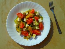 Sałatka z grillowaną cukinią, pomidorami i fetą