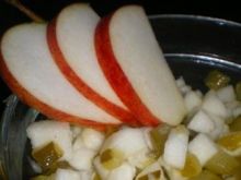 Sałatka z jabłek i kiszonych ogórków