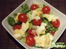 Sałatka z jajkiem i pomidorkami