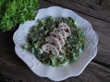 Sałatka z kiełkami brokuła i gotowanym kurczakiem 