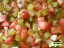 Sałatka z ogórków kiszonych i pomidora