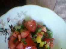 Sałatka z papryką i pomidorem