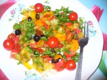 Sałatka z pomidorkami,ogórkiem kiszonym, oliwami 