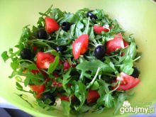 Salatka z rukola i czarnymi oliwkami