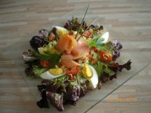salatka z wedzonym lososiem