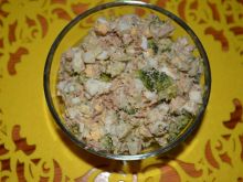 Sałatka ziemniaczana z tuńczykiem i brokułem 