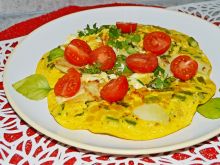 Serowy omlet z ziemniakami, szparagami i papryką 