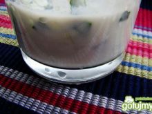 Sos cebulowo-czosnkowy z zsiadłego mleka