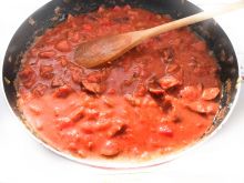 Sos pomidorowy z cebulką, kiełbasą i papryką