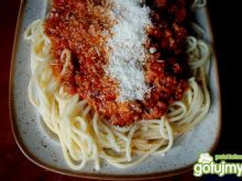 Spaghetti po bolońsku z migdałami