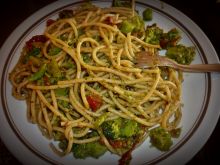 Spaghetti z brokułami i zielonym pesto