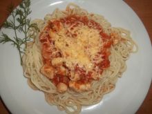 Spaghetti z filetem z kurczaka w sosie pomidorowym