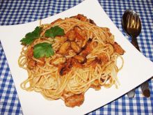 Spaghetti  z mulami w sosie winno pomidorowym
