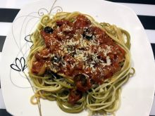 Spaghetti z oliwkami i chorizo
