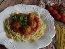 Spaghetti z pomidorowym sosem i pulpetami 