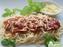 Spaghetti z sosem i serem Chedar