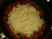 Spaghetti z sosem paprykowym i lubczykiem