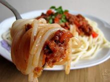Spaghetti z sosem pomidorowo -paprykowym