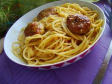 Spaghetti z sosem warzywnym i klopsikami 