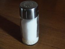 Sucha sól w solniczce