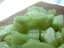 Surówka z ogórków i zielonej cebulki