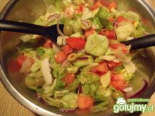 Surówka z sałatą, pomidorami i oliwkami