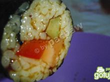 Sushi mąki z papryką ogórkiem i łososiem