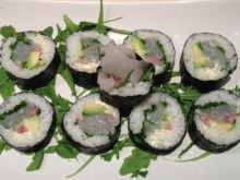 Sushi z doradą i japońskimi dodatkami
