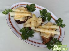 Szparagi z mięsem pod kołderką serową