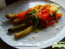 Szparagi z smażonym warzywnym makaronem 