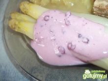 Szparagi z sosem borówkowo-śmietanowym