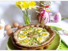 Tarta wiosenna z brokułem, kapustą i jajkami 