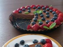 Tarta z czekoladowym musem i owocami