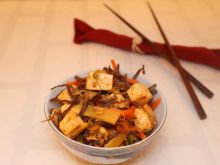 Tofu z warzywami i sosem sambal