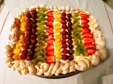 Tort bezowy z owocami