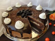 Tort czekoladowy z suszonymi śliwkami