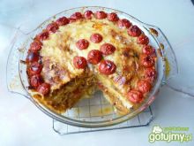 Tort makaronowy z mięsem i pomidorami