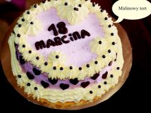 Tort malinowy urodzinowy