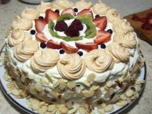 Tort śmietanowy z owocami i bezą