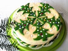 Tort świąteczny z zielonymi, cukrowymi choinkami 