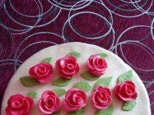 Tort urodzinowy z różyczkami 