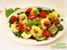 Tortelloni z zielonym pesto i warzywami