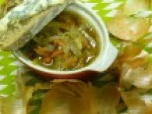 Tradycyjna zupa cebulowa z grzanką i serem rokfor