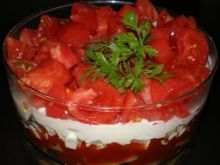 Warstwowa sałatka z fasolą i pomidorami