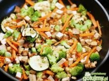 Warzywa stir-fry z tofu z nutą imbiru 