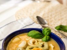 Warzywna zupa-krem z tortellini