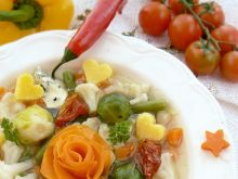 Wiosenna włoska zupa z polentą i warzywami 