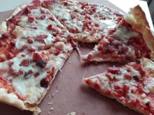Włoska pizza z szynką i mozzarellą
