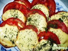 Zapiekany oscypek z pomidorem